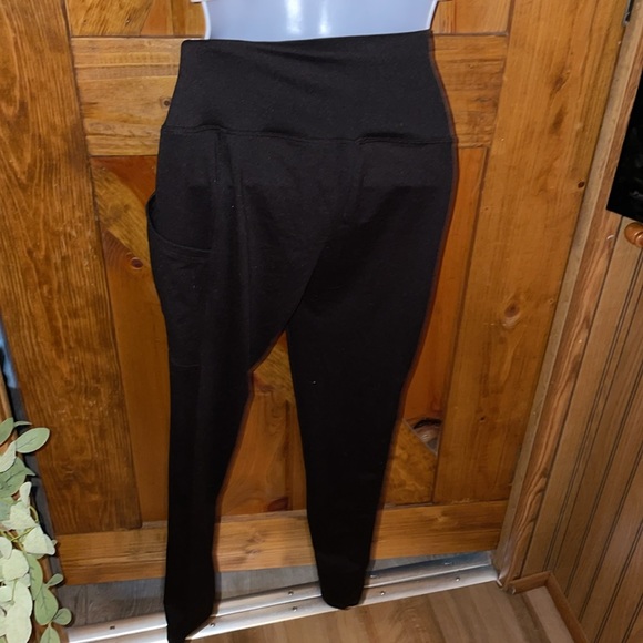 Black Pocket Leggings - Picture 11 of 12